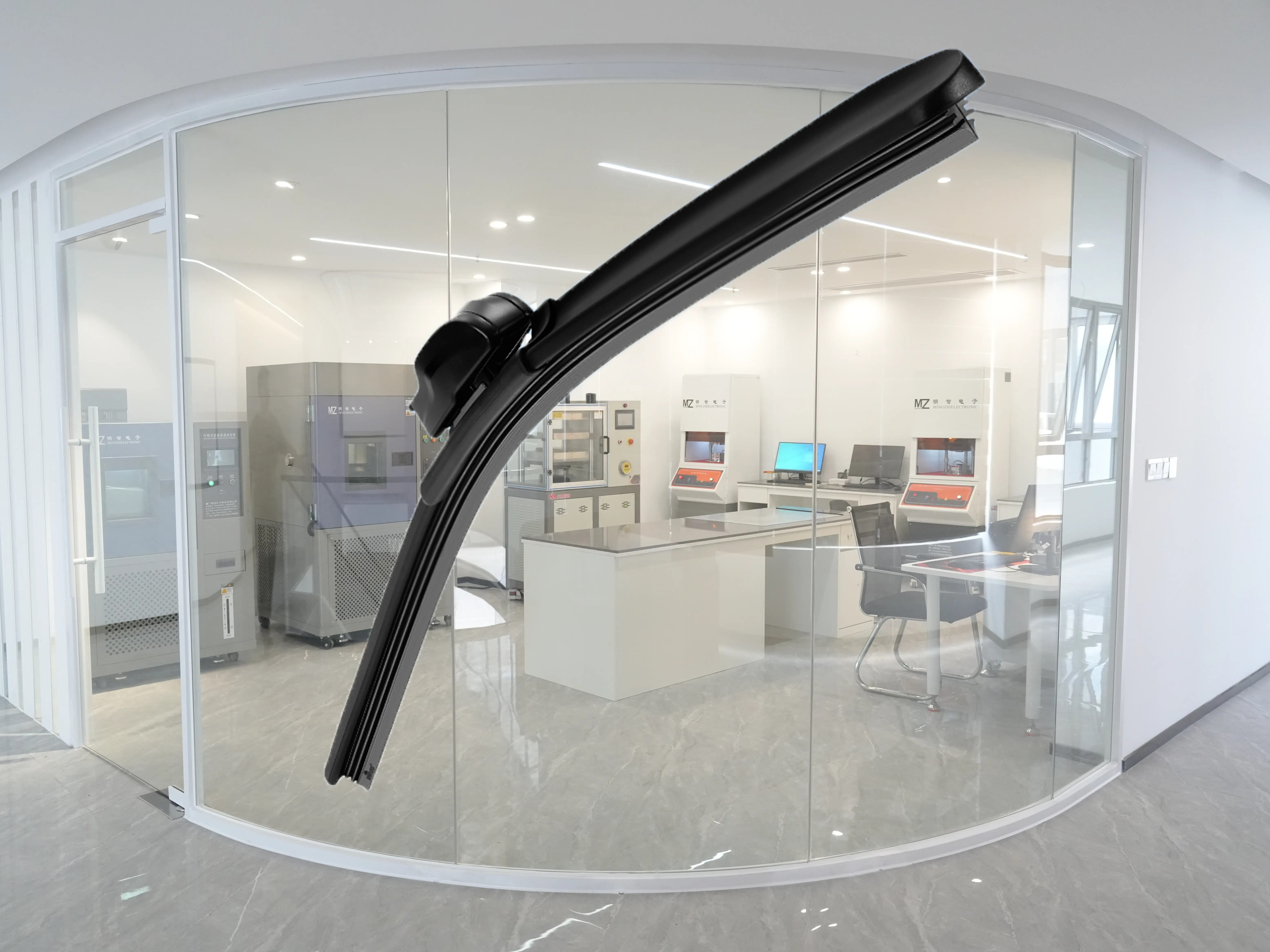 Quel est le secret des balais d'essuie-glace véritablement toutes saisons produits par l'usine ?