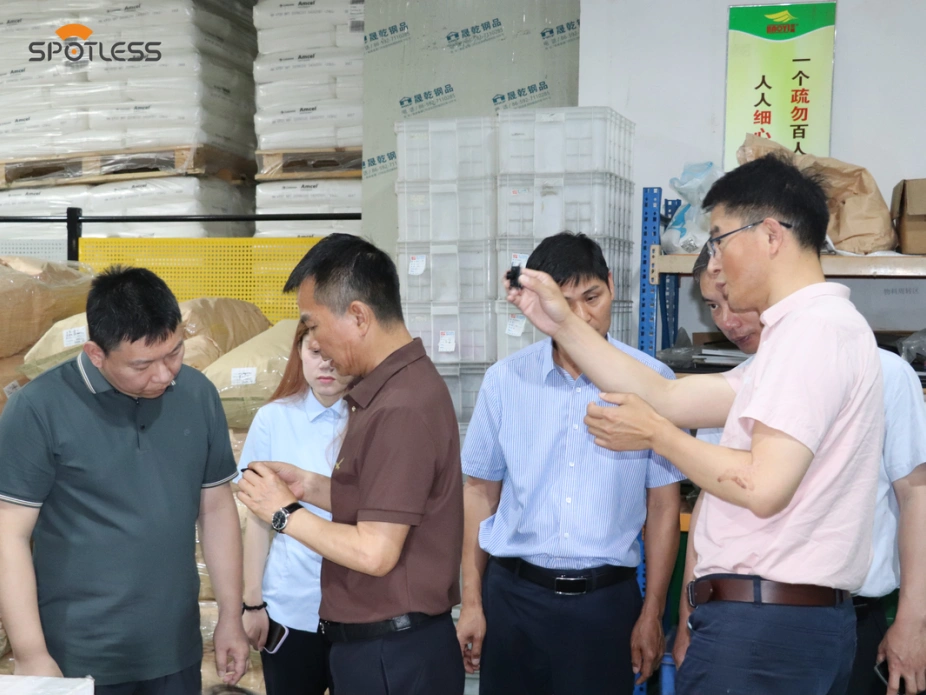 Visite de clients à l'usine de balais d'essuie-glace SPOTLESS : une étape vers un approvisionnement fiable